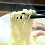 神保町 黒須 - 麺をアップ　ツルツル滑らかの麺