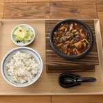 Anchisuteki Tororo Mugimeshi Butamaru - 豚丸贅沢肉マーボー定食