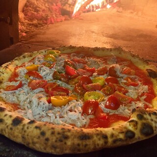 薪窯で焼きあげる絶品の『ナポリピッツァ』