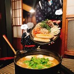 Akitakiritampoya - イノシシ、ウサギの入ったまたぎきりたんぽ鍋。店員さんが持っているのは食材の模型。