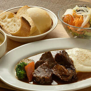 ランチ限定！『ブレッド3種＋サラダ＋スープ付』ビストロ料理
