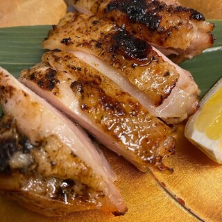 《Morning-seasoned Benifuji chicken》 Refreshing and juicy Yakitori (grilled chicken skewers)