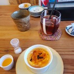 lunch itta - クレームブリュレとアイスティのセット¥880
            画像左上の麦茶は食後にも新しいお絞りと共に出されます
