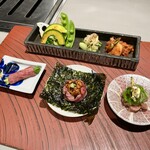 Ginza Yakiniku Sarondo Eijingu Bi-Fu - 牛刺し3種:イチボのヅケ サーロインと炙り雲丹のキンパ 焼き屋の青椒肉絲＆キムチとナムルの盛り合わせ