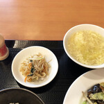 紅葉亭 - 付け合わせ。ナムルと野菜炒め、ほぼ味は同じでした（笑）。たまごスープはスッキリの中に味があって、ちょうどいい塩梅です