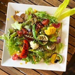 人気のサラダ！お好きなトッピングをお選びください！