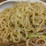 ラーメン二郎 - ニンニクが絡んだ麺は旨いっす！