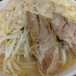 ラーメン二郎 - 上澄みは色が薄目