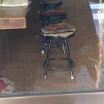 ラーメン二郎 - 外から眺めるイスも歴史を感じる