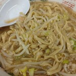 ラーメン二郎 - ネギも絡めて