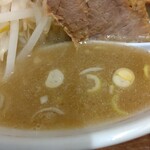 ラーメン二郎 - ネギが浮いてきました