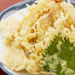 和食・海産物 稲穂 - 揚げたて熱々を食べられる『天ぷら盛合せ』！必ず注文が入ってから、揚げています。口に入れた瞬間、サクっと弾ける美味しさを一度味わえばやみつきに。