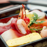 和食・海産物 稲穂 - 魚介類を詰め込んだ『ちらし寿し（上）』！底のご飯が隠れてしまうほど器の中に所狭しと並べられた魚介類は、彩りも華やかで食欲を誘います。