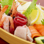 和食・海産物 稲穂 - 六種類の鮮魚が入っている『さしみ盛合せ』！ボリュームがあるので、3～4名で食べる方がほとんど。お手頃価格の、さしみ三点盛り600円もあります。