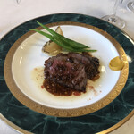 ヴェルデ辻甚 - 牛肉のグリエ　焦がしバターのガーリックソース。