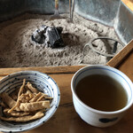 むらかみ - 先に出されるそば茶と揚げ蕎麦。