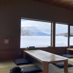 むらかみ - 土手に積もる雪に岩木山！裾野しか見えん！雲が邪魔！