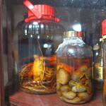 カナ - 商品ではないが、個人の趣味でいろいろ漬けたという。右の瓶、何が漬かっているかは秘密です（笑）