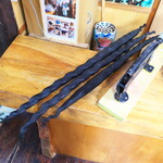 カナ - 靴を脱いで上がると、さっそくイラブーのお出迎え！　燻製にされた海蛇は、黒くて硬い魔法の杖