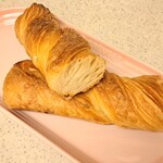 ブーランジェリー ラ・テール - 料理写真:セブンの塩バター風味の…に慣れてしまったせいか、結構ハードに感じてしまったわ
