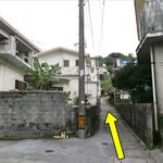 カナ - この路地を入ります（車では厳しい）。奥に見える「テント」の看板が目印