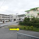 カナ - 交差点から道なりに下って、特徴的な「グリーンハイツ」手前を右へ