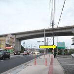 カナ - 国道330号の上空に、沖縄自動車道がクロスする。このT字交差点を（写真では）右折するt