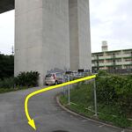 カナ - 高架の下をくぐり、道なりにゆるい坂道を下る