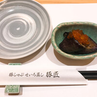 豚しゃぶ せいろ蒸し 豚匠 なんば邸 - お通しのナスのお浸しいくら添え♪