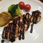 キッチン ブルー グローブ - パリパリ皮のチキンソテーのアップ