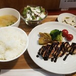 キッチン ブルー グローブ - パリパリ皮のチキンソテー、ハリッサと甜麺醤ソース