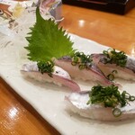 Tsukiji Sushisen - 生け簀から取ったアジ一本握り～♪