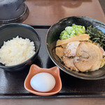 Nekomata - 卵かけご飯 300円、新元祖油そば 800円