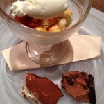 ラ スフォリーナ - ドルチェ　グラスの中はソルベとマチェドニア　ココアとナッツのムースとティラミズ