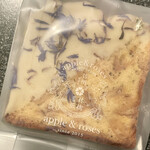 アップル&ローゼス - りんごとアールグレイのパウンドケーキとホワイトチョコレート
432円