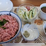 198269238 - Aランチ　まぐろすきみ丼　890円