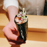 銀座 しのはら - 本鮪とべったら漬と胡瓜の手巻き　これ最高！