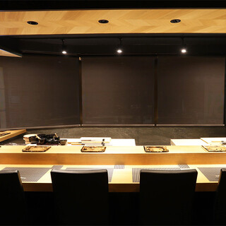 静謐なカウンターで熟練の妙技に酔う