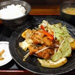 中華食堂 よしだ屋 - 鶏唐揚げの味噌炒め定食 ¥930