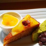 遊の丘 - プチデザートの林檎煮入りの自家製ヨーグルト、胡桃のケーキ～林檎煮と胡桃乗せ(R2.4.2撮影)