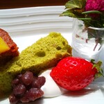 遊の丘 - 抹茶のシフォンケーキ、小豆煮、苺、ホイップクリーム(or生クリーム)添え(R2.4.2撮影)