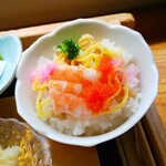 遊の丘 - 温かいちらし寿司風御飯(蒸し海老、とびっ子orししゃもっ子、桜でんぶ、干瓢、ブロッコリー、錦糸卵)(R2.4.2撮影)