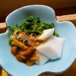 遊の丘 - はんぺん、菜の花、なめこのお浸し、鰹節掛け(R2.4.2撮影)