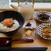 おだしの香り - 「明太子と広島菜」小鉢セット(税込750円)
(出汁茶漬け単品は税込650円)
①明太子と広島菜のだし茶漬け
②昆布と竹輪と人参の煮物
③肉味噌載せ冷奴
④柴漬け
⑤わらび餅