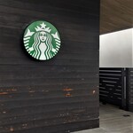 スターバックス・コーヒー - 外壁も木製で、木の温もりがする店舗です。