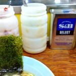 家系ラーメン まこと家 - 卓上には、辛味噌、すりおろし生姜、胡椒、酢