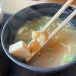 Nada Itei - なめこのお味噌汁と豆腐、ネギと揚げも入って豪華です。