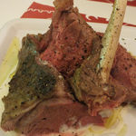 トラットリア 29 - 【‘13.5.29イベント】　「仔羊の骨付きモモ肉のロースト　ペコリーノチーズのソースと」：
      羊の乳から作ったペコリーノチーズが、仔羊にキャッチーでまろやかなコクをプラス♪
      