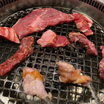 焼肉 六甲 - こんな感じで焼いてます。