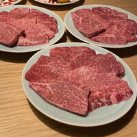 TANAKA YAKINIKU RESTAURANTE - ３人並べて